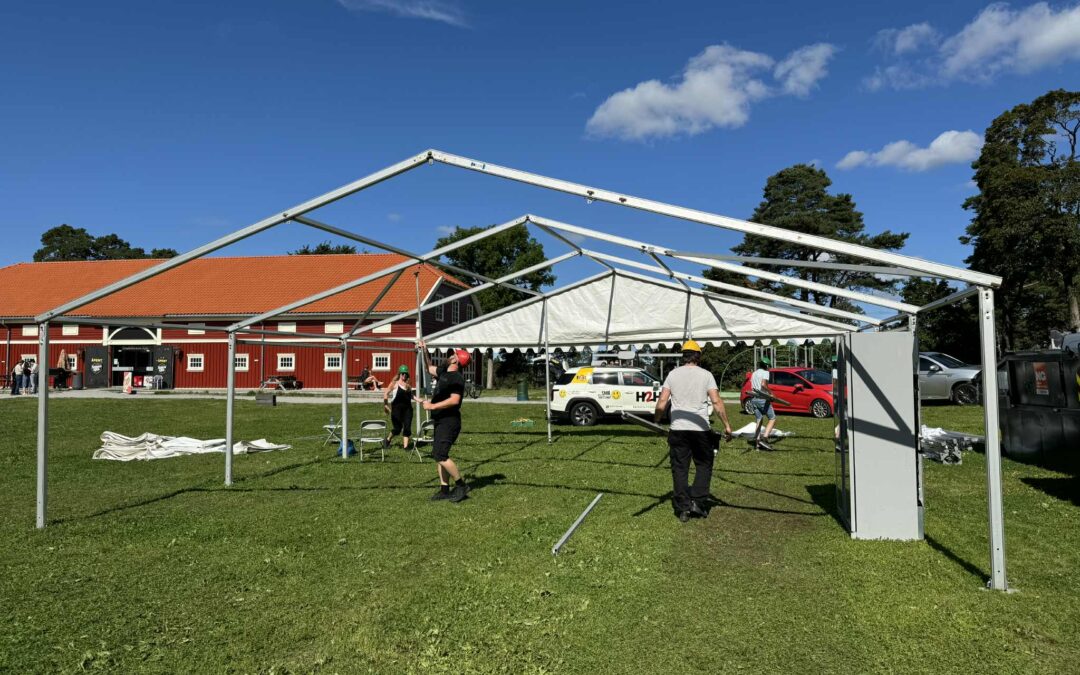 Stort telt 9 x 18 meter rigget ned på Festningen